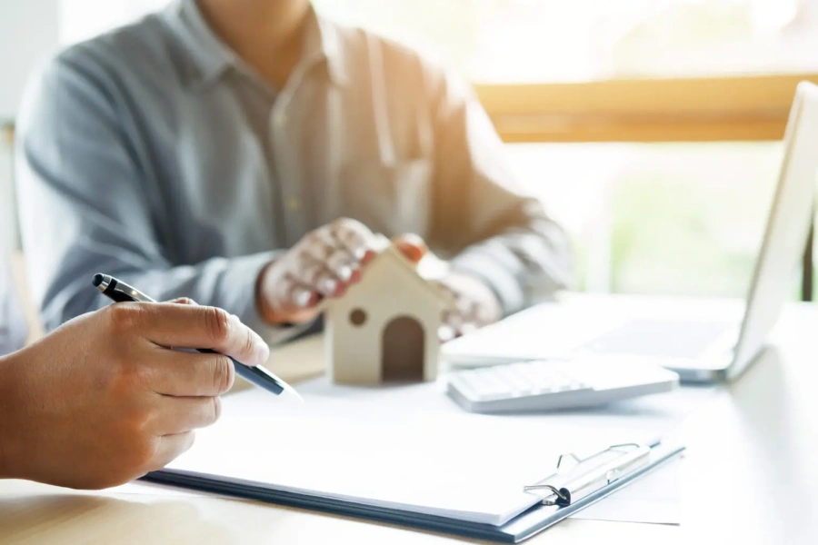 real estate agent to present the property house to customer 1536x1024.jpg